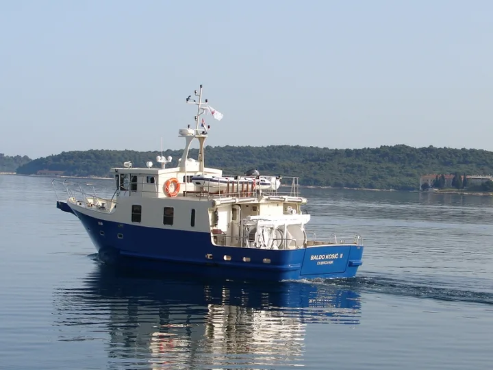 Marine and coastal research vessel